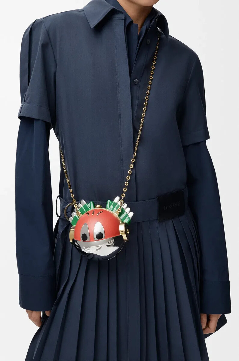 clutch knight cat en metal y piel de cordero napa color naranja amanecer