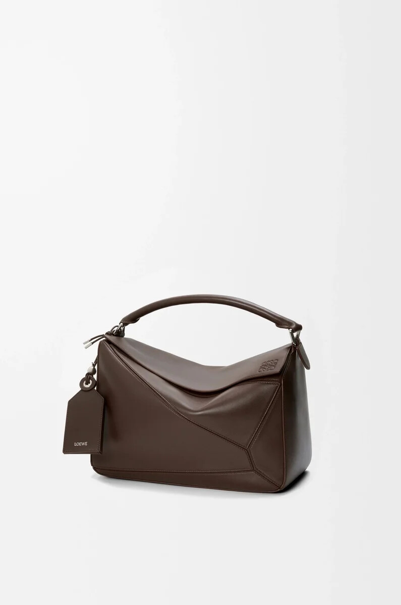 bolso grande featherlight puzzle en piel de cordero napa color castaño oscuro
