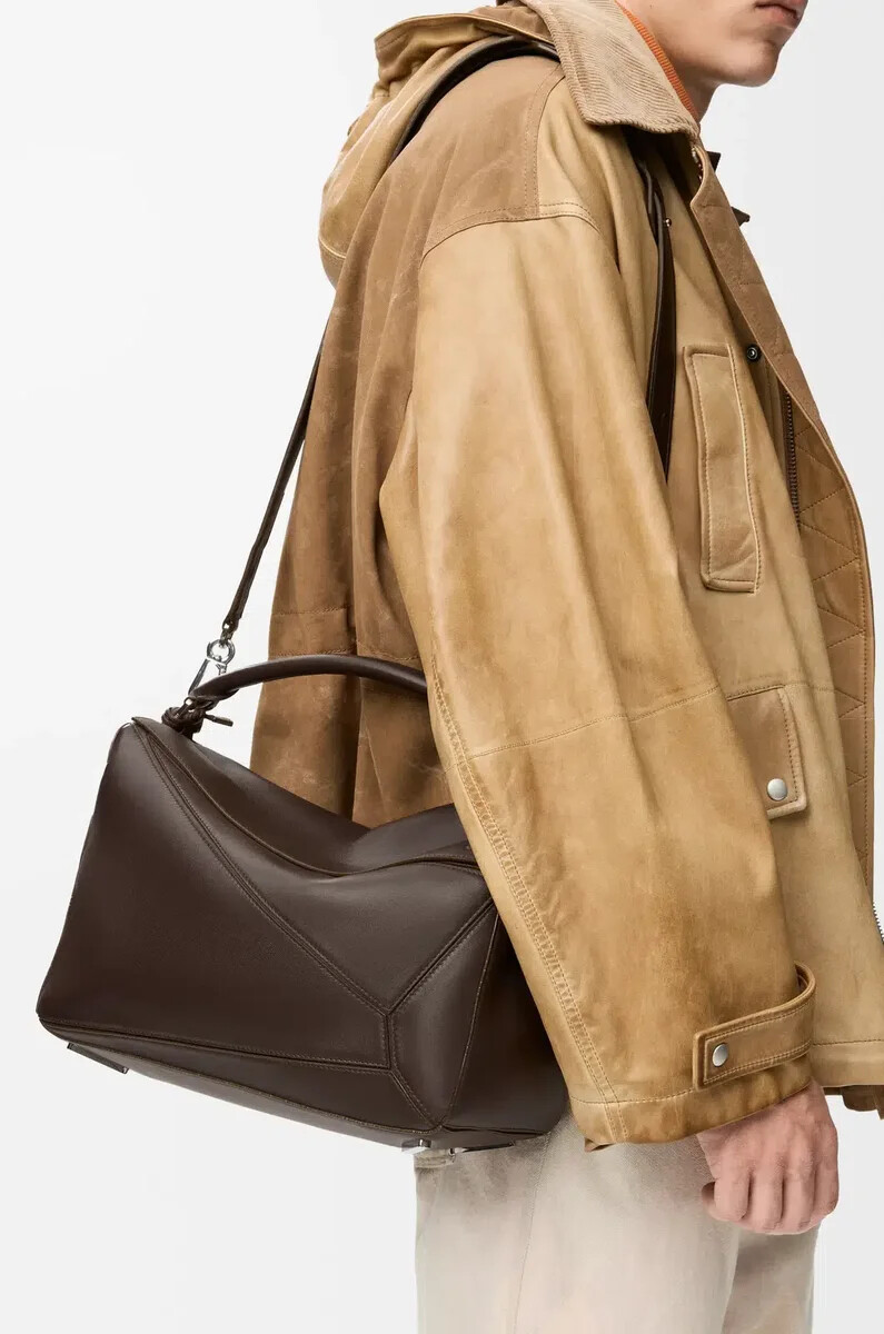 bolso grande featherlight puzzle en piel de cordero napa color castaño oscuro