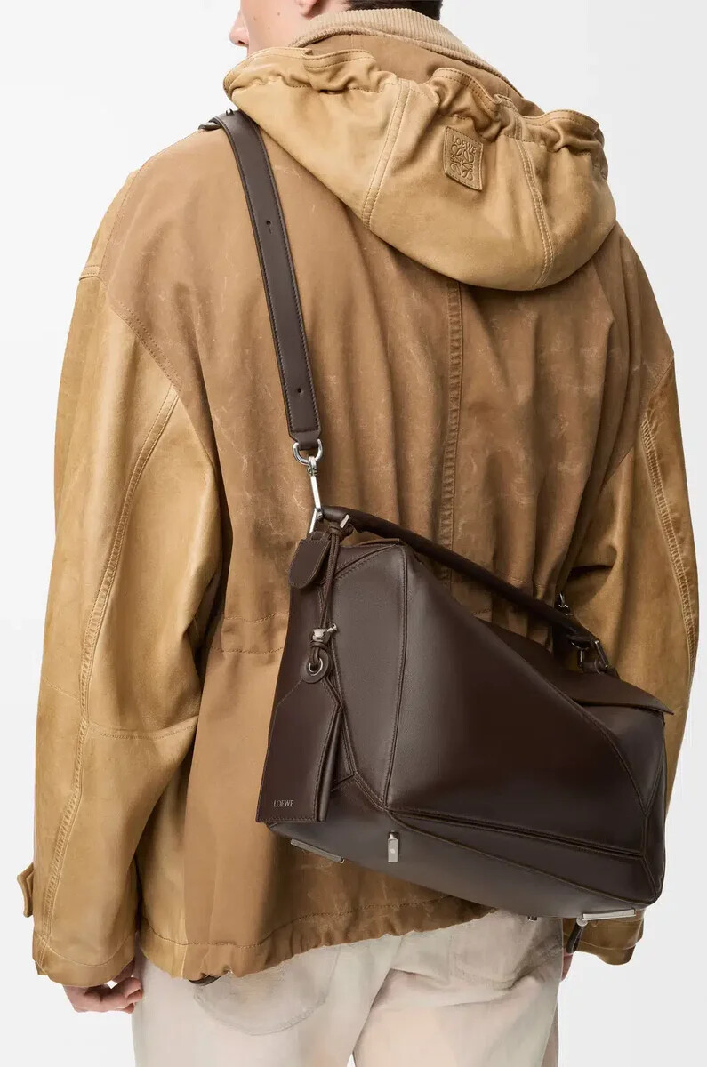 bolso grande featherlight puzzle en piel de cordero napa color castaño oscuro