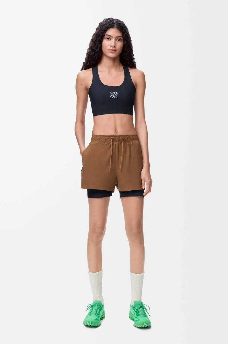 pantalones cortos de rendimiento en tejido técnico toffee