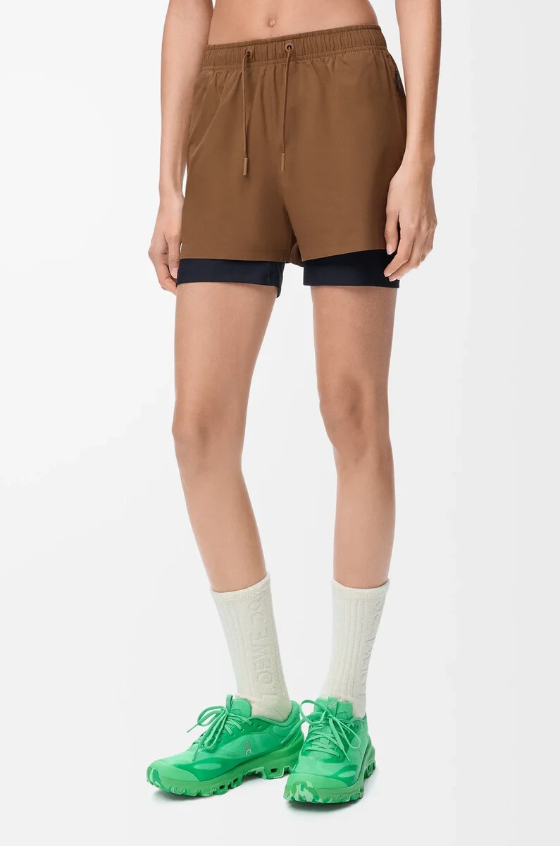 pantalones cortos de rendimiento en tejido técnico toffee