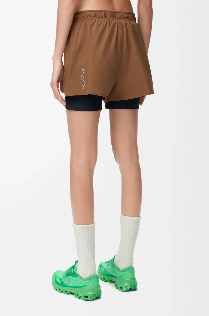 pantalones cortos de rendimiento en tejido técnico toffee