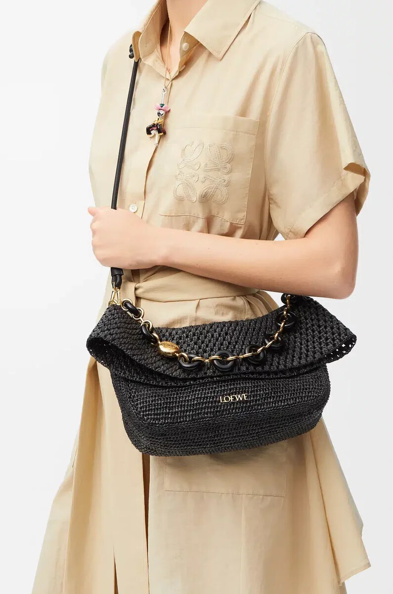 bolso mediano ola en rafia y piel de becerro negro