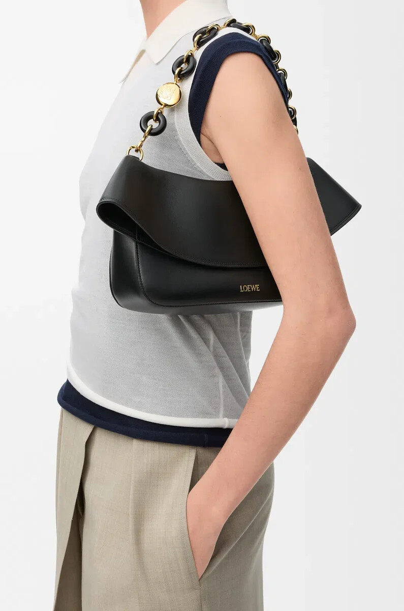 bolso mediano ola en piel de becerro lisa negro