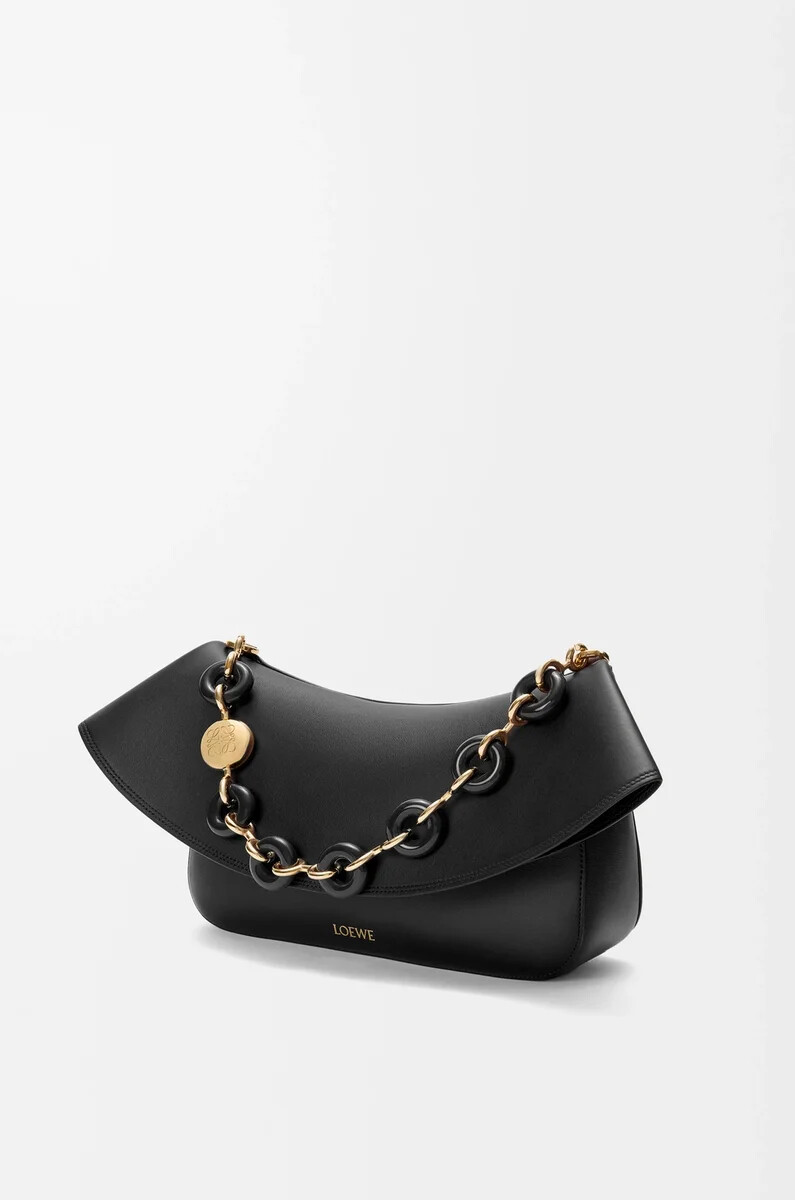 bolso mediano ola en piel de becerro lisa negro