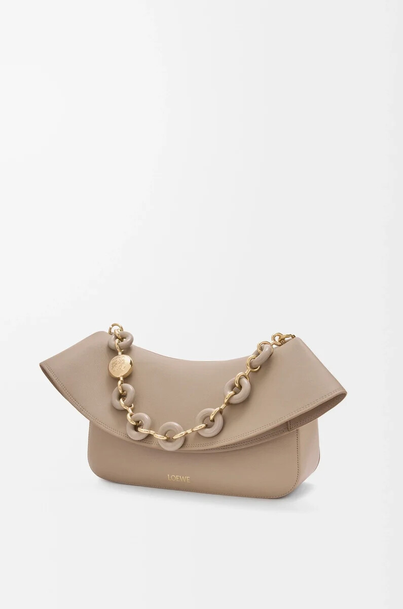 bolso mediano ola en piel de becerro lisa arena