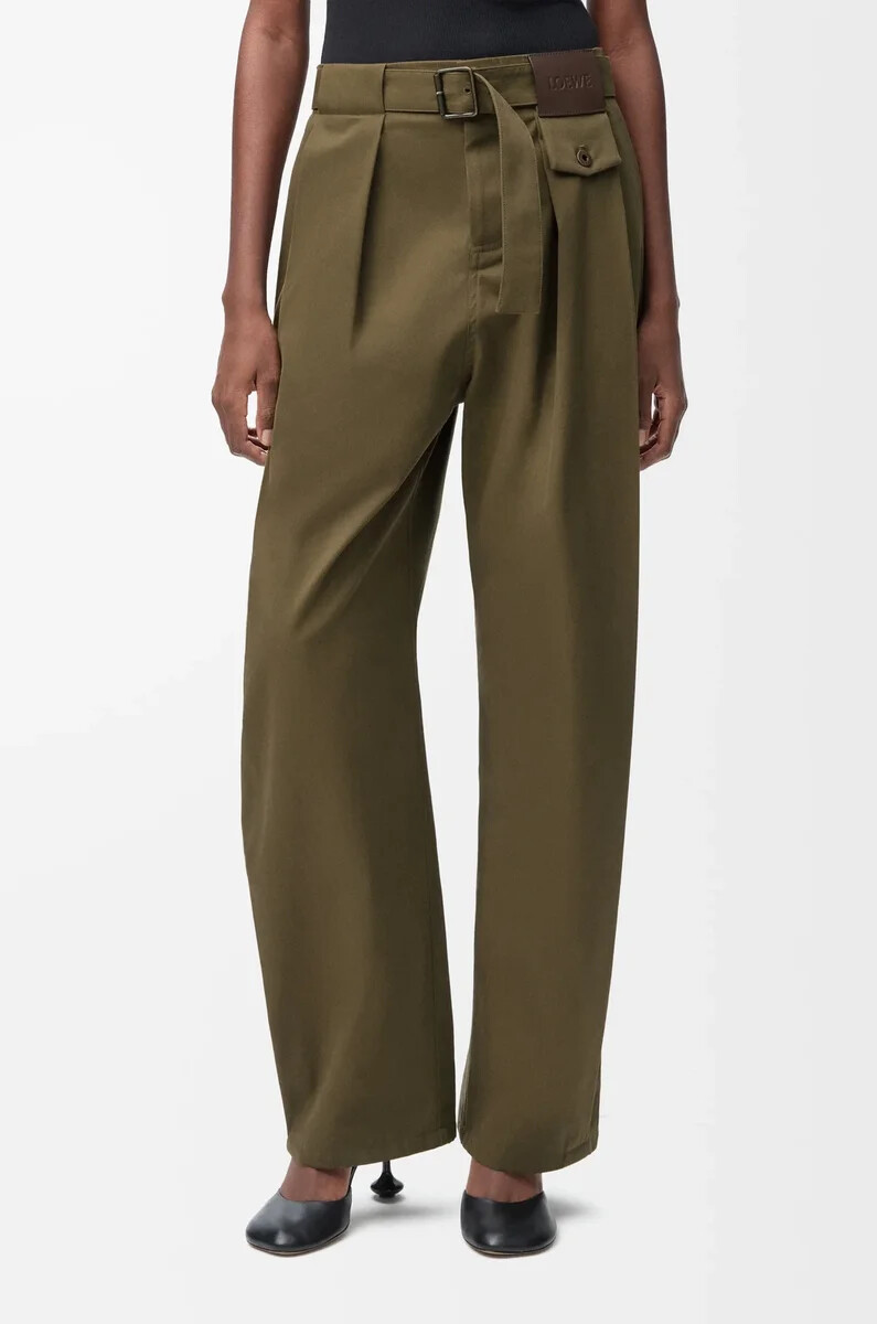 pantalón en algodón y seda verde caqui
