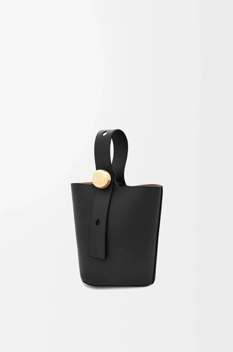 mini cubo pebble en piel de becerro lisa negro