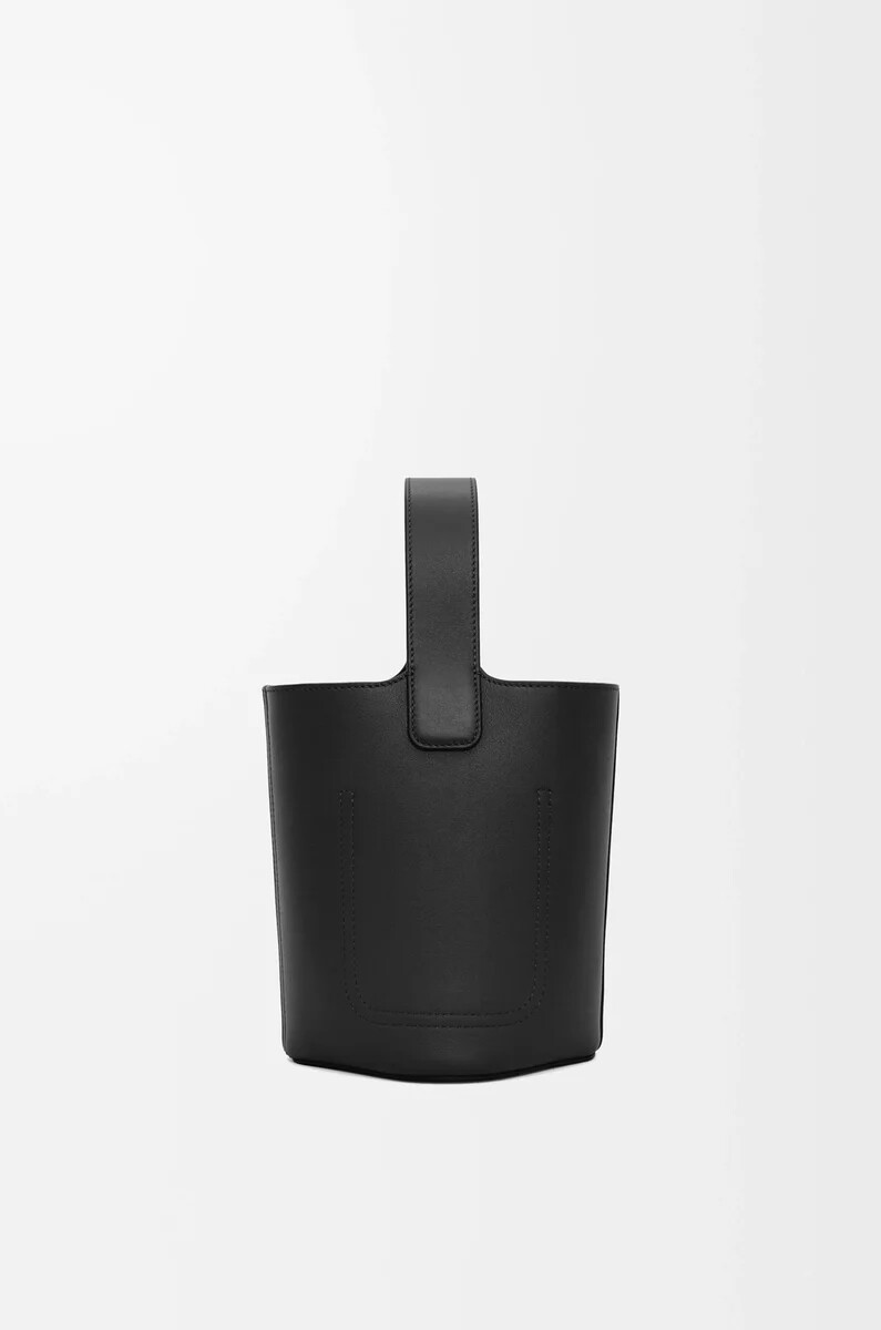 mini cubo pebble en piel de becerro lisa negro
