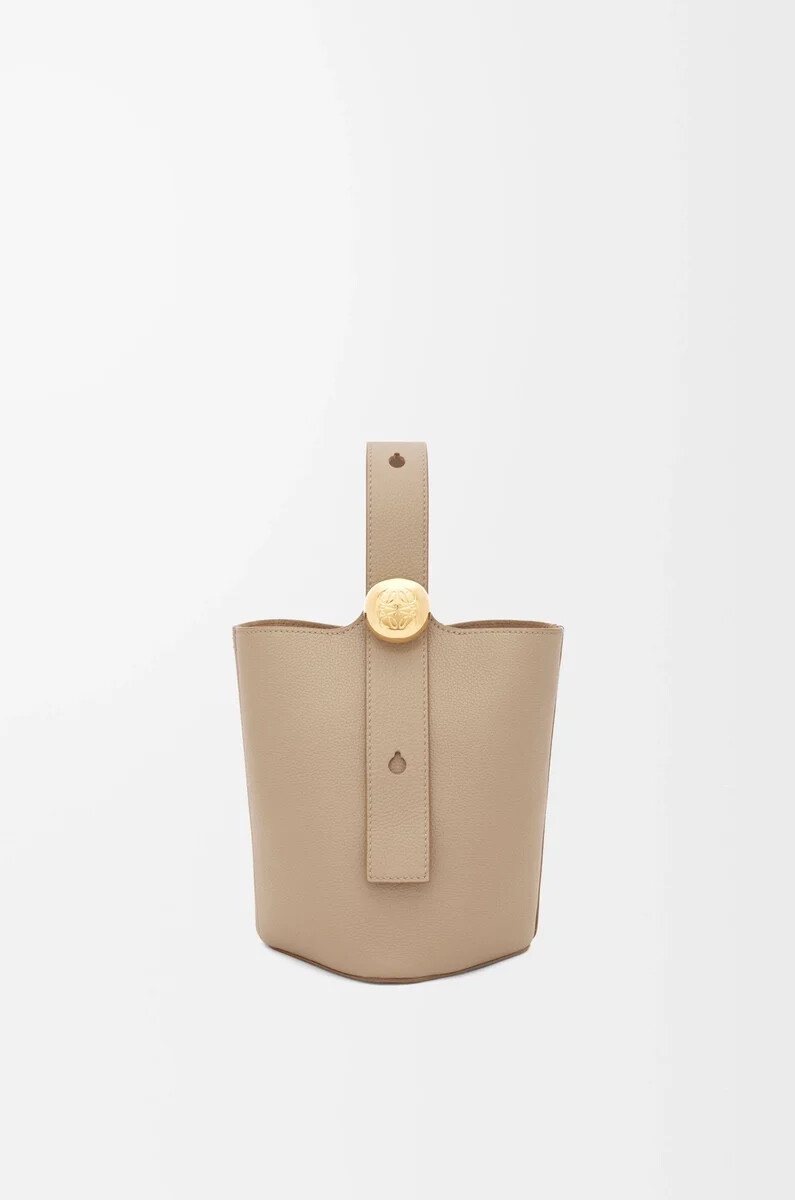 bolso mini pebble bucket en piel de becerro granulada suave color arena
