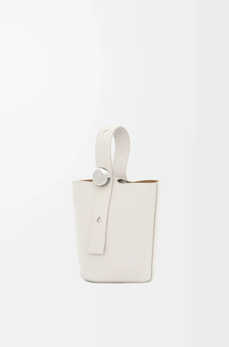 bolso mini pebble bucket en piel de becerro granulada suave blanco suave