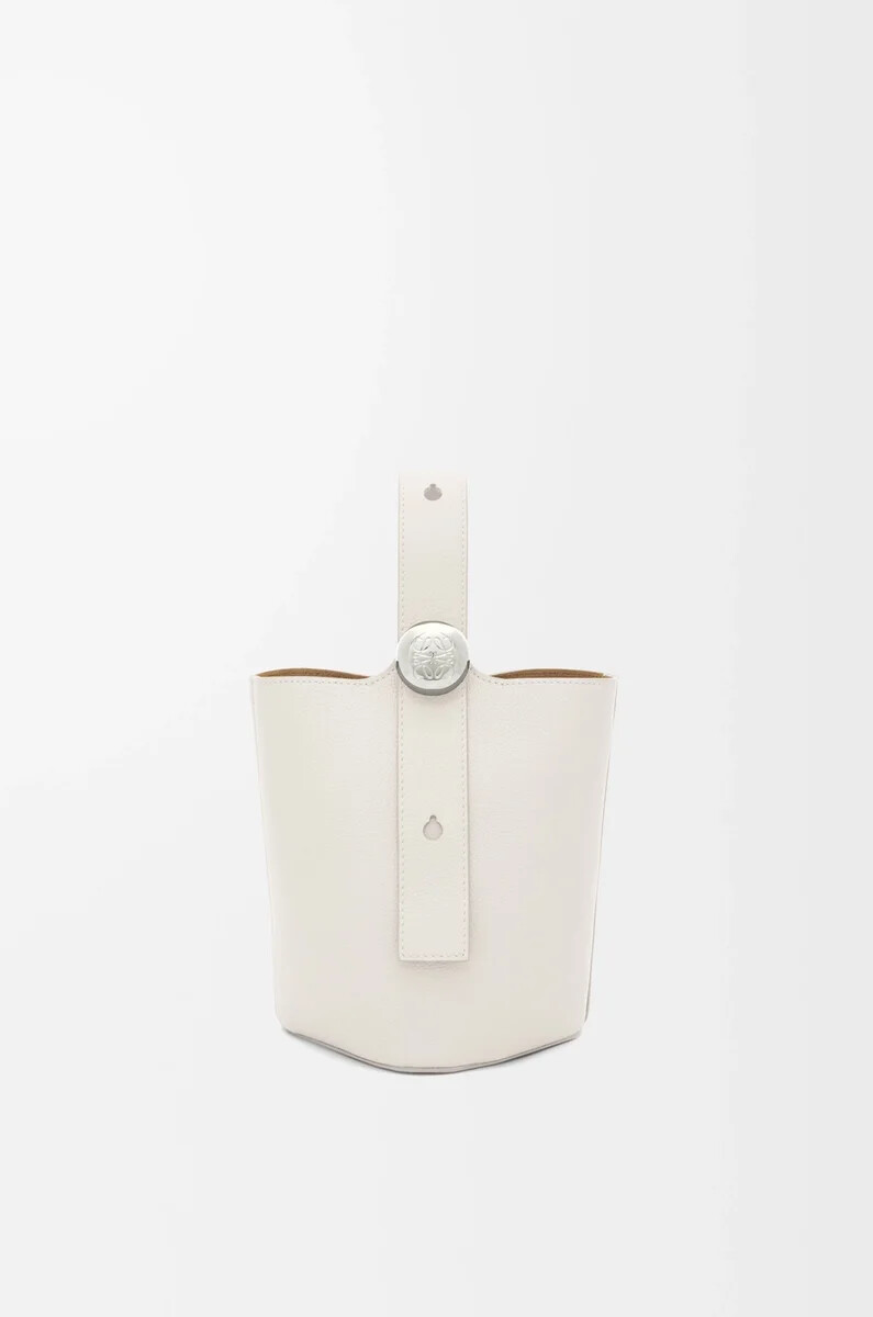 bolso mini pebble bucket en piel de becerro granulada suave blanco suave