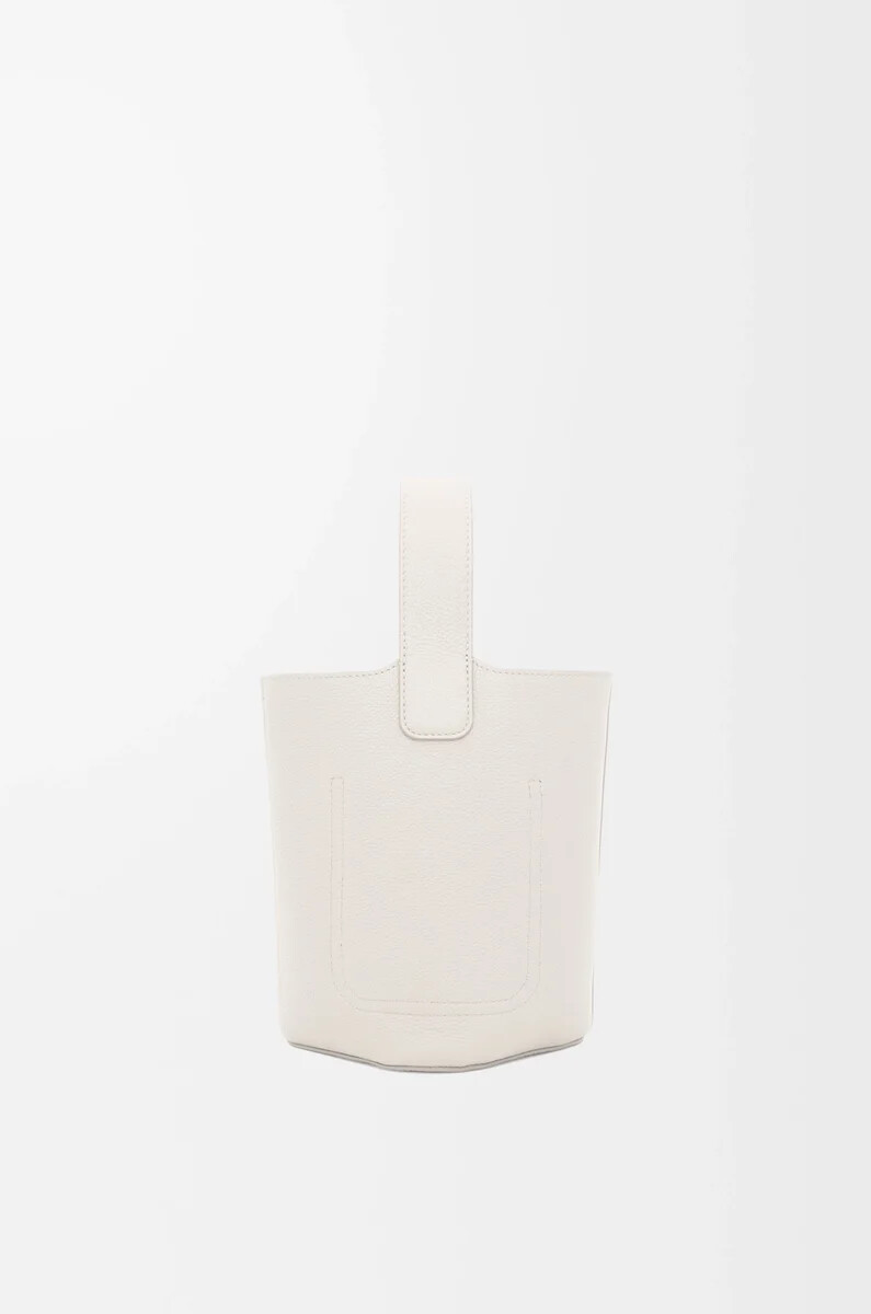 bolso mini pebble bucket en piel de becerro granulada suave blanco suave