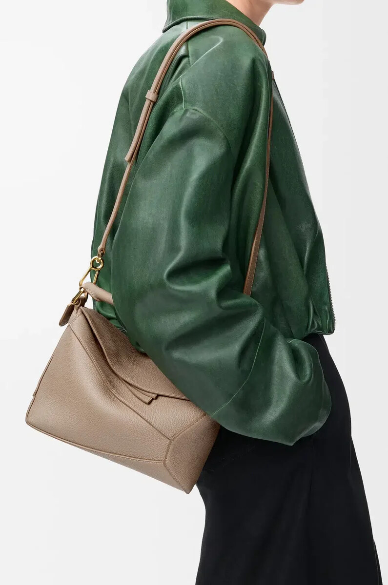 bolso pequeño puzzle edge en piel de becerro granulada suave color arena