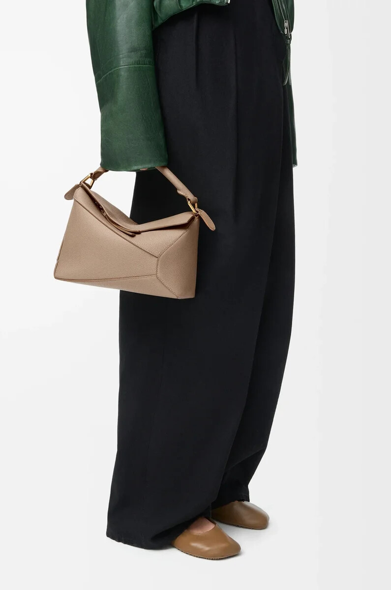 bolso pequeño puzzle edge en piel de becerro granulada suave color arena