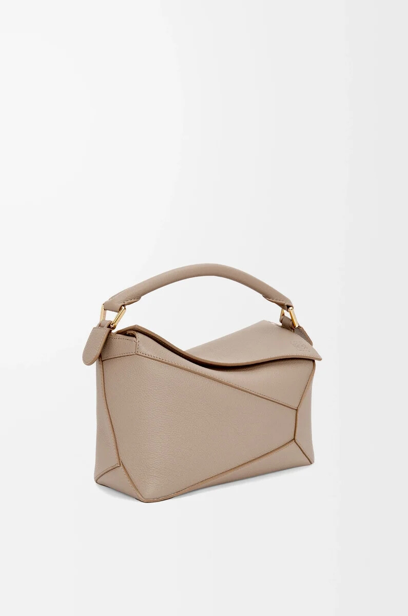 bolso pequeño puzzle edge en piel de becerro granulada suave color arena
