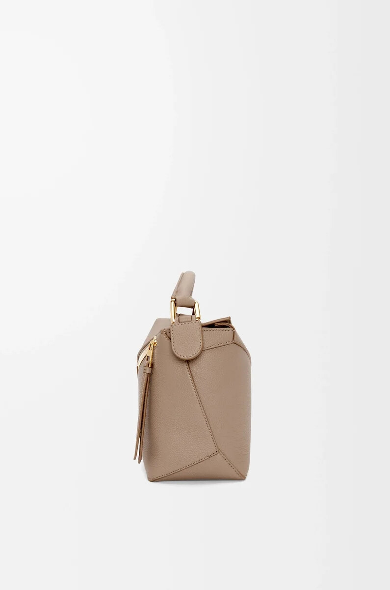 bolso pequeño puzzle edge en piel de becerro granulada suave color arena