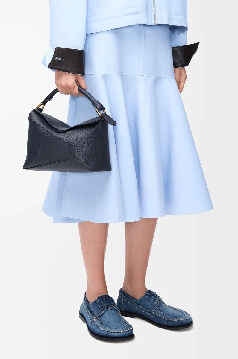 bolso pequeño puzzle edge en piel de becerro granulada suave color azul marino intenso