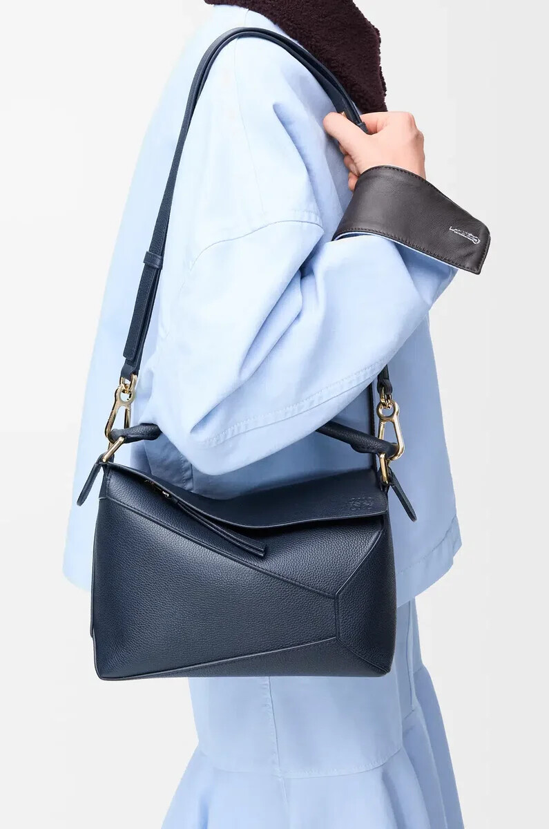 bolso pequeño puzzle edge en piel de becerro granulada suave color azul marino intenso