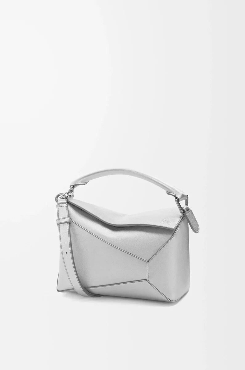 bolso puzzle edge pequeño en piel de cordero laminada plata