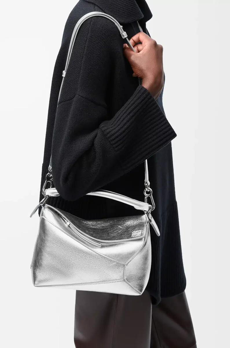bolso puzzle edge pequeño en piel de cordero laminada plata