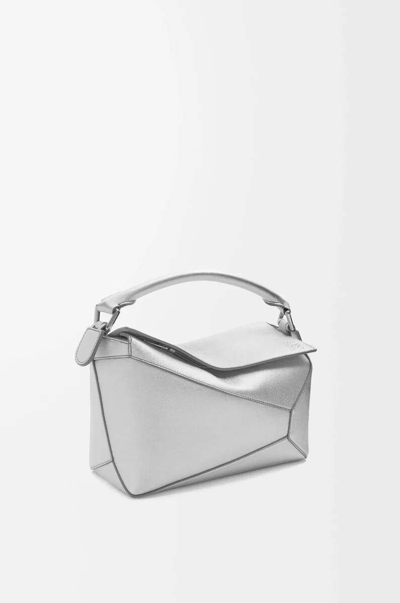 bolso puzzle edge pequeño en piel de cordero laminada plata