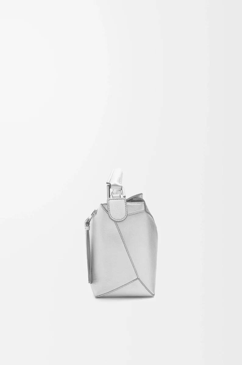 bolso puzzle edge pequeño en piel de cordero laminada plata