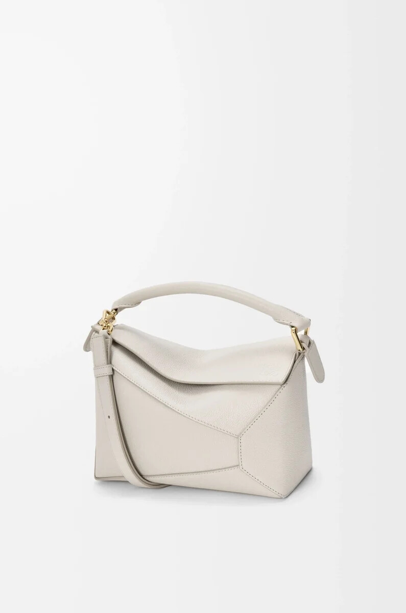bolso pequeño puzzle edge en piel de becerro granulada suave light ghost