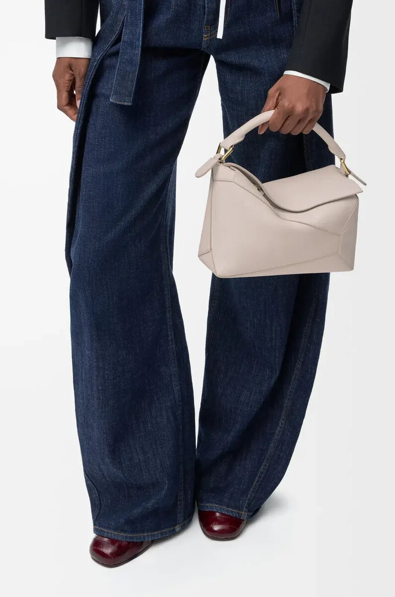 bolso pequeño puzzle edge en piel de becerro granulada suave light ghost