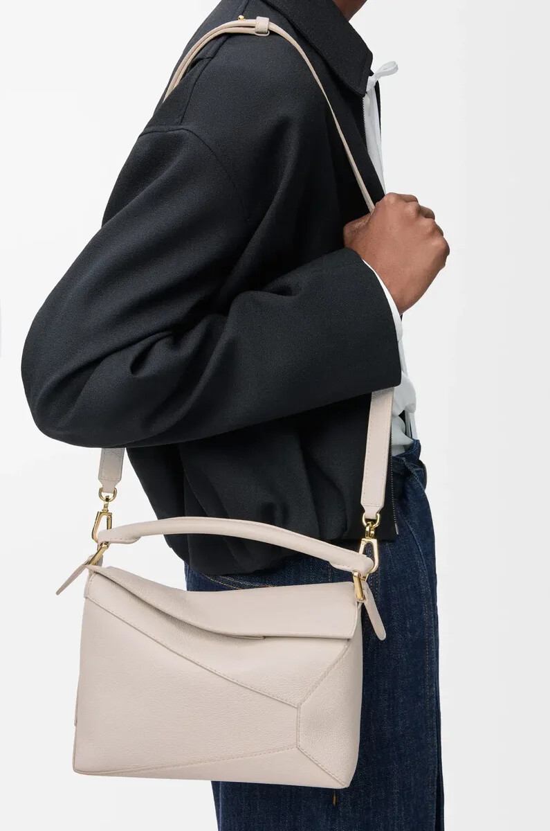bolso pequeño puzzle edge en piel de becerro granulada suave light ghost