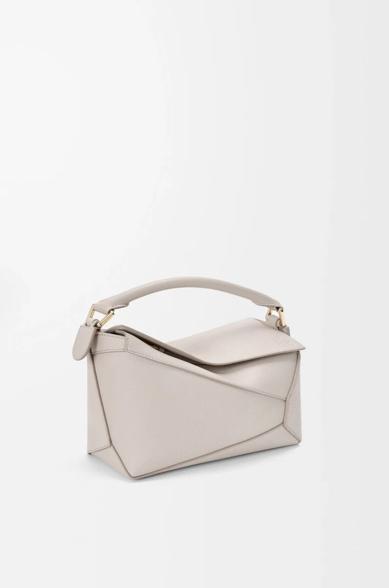 bolso pequeño puzzle edge en piel de becerro granulada suave light ghost
