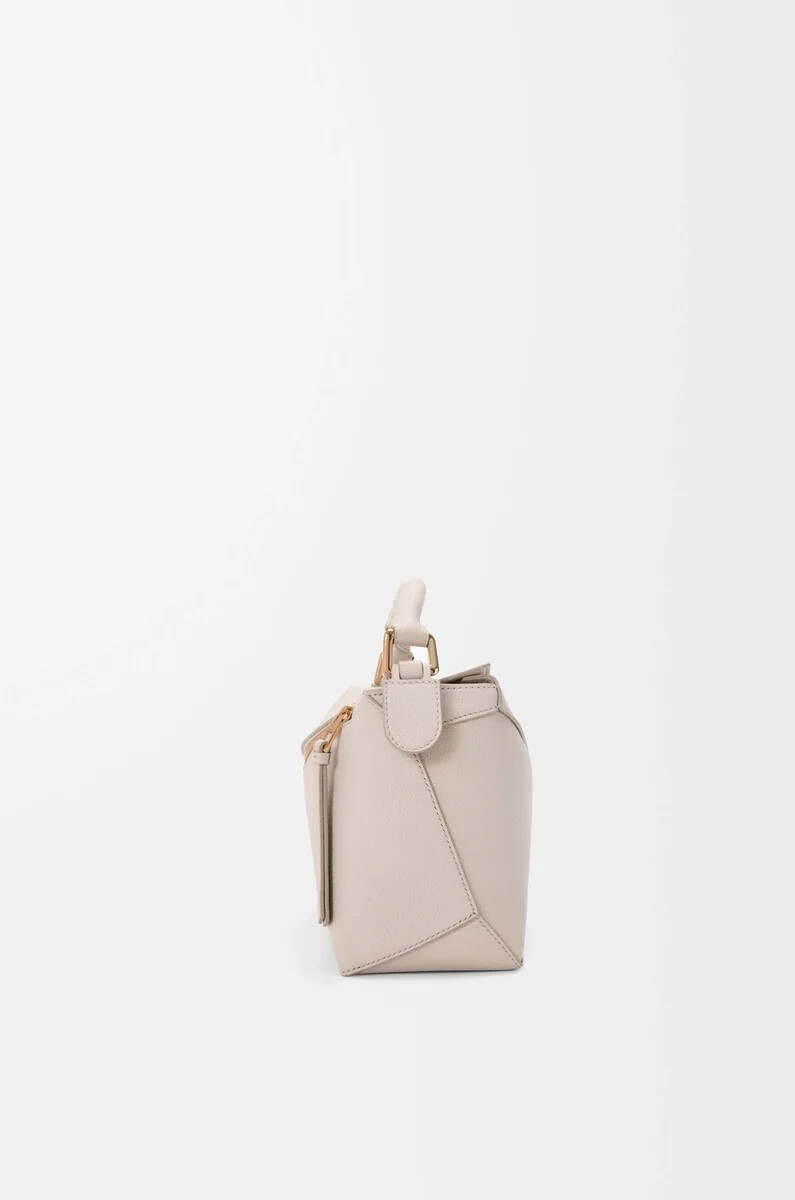 bolso pequeño puzzle edge en piel de becerro granulada suave light ghost