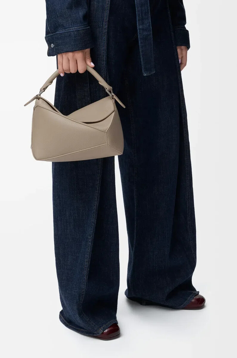 bolso pequeño puzzle edge en piel de becerro granulada suave color arcilla