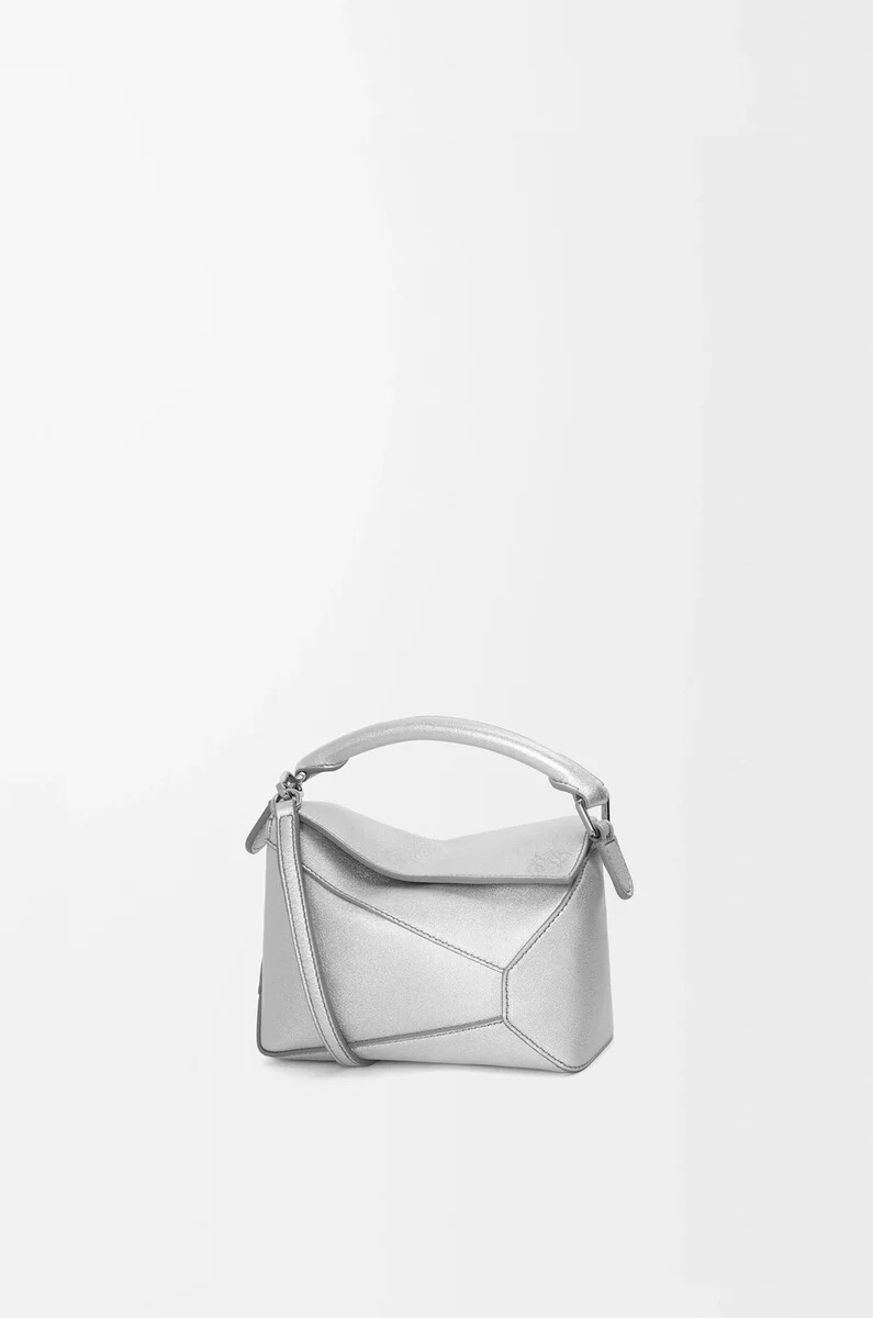 bolso mini puzzle edge en piel de cordero laminada plata