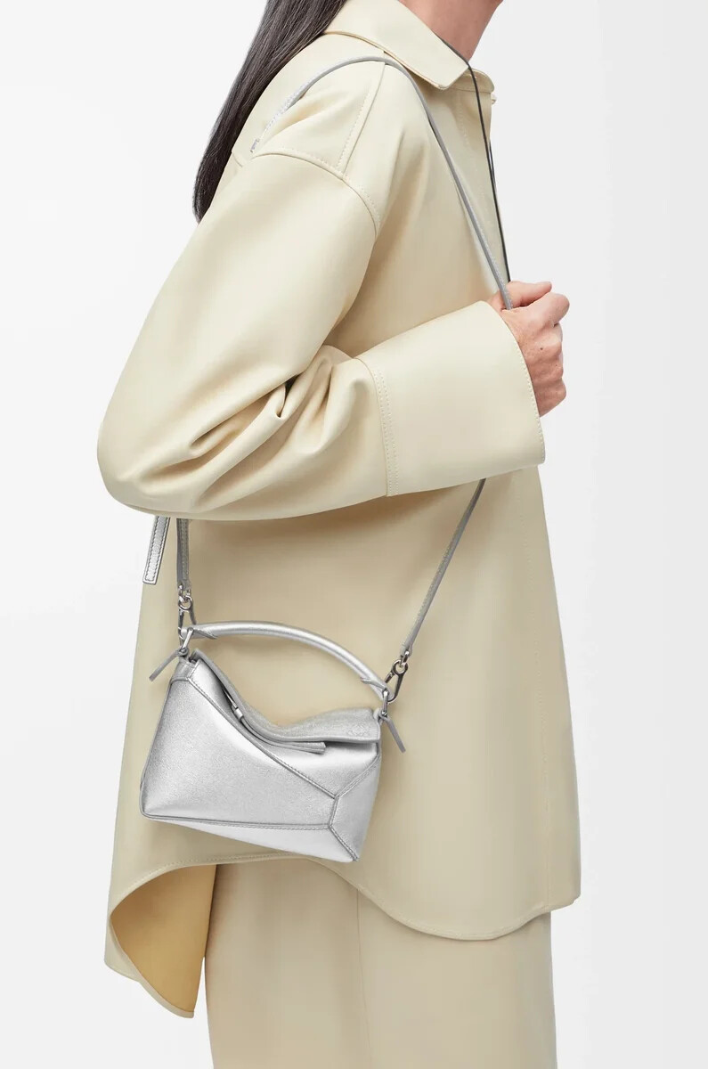 bolso mini puzzle edge en piel de cordero laminada plata