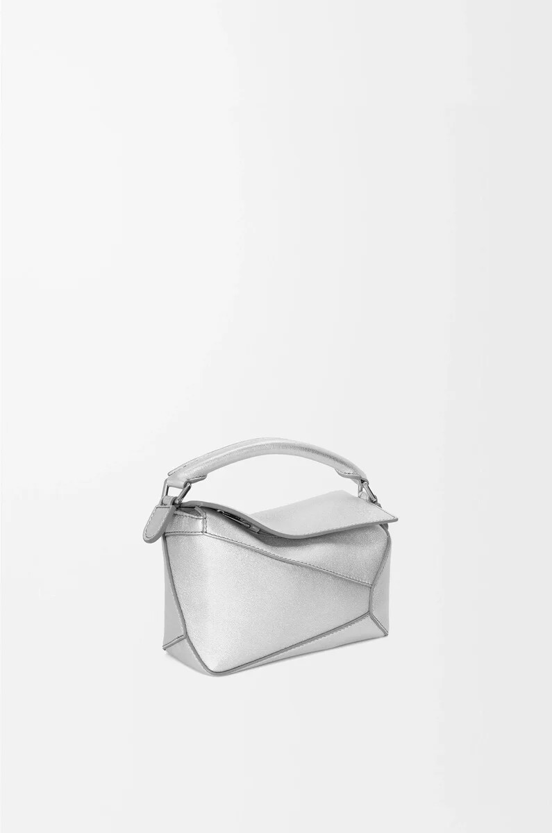 bolso mini puzzle edge en piel de cordero laminada plata