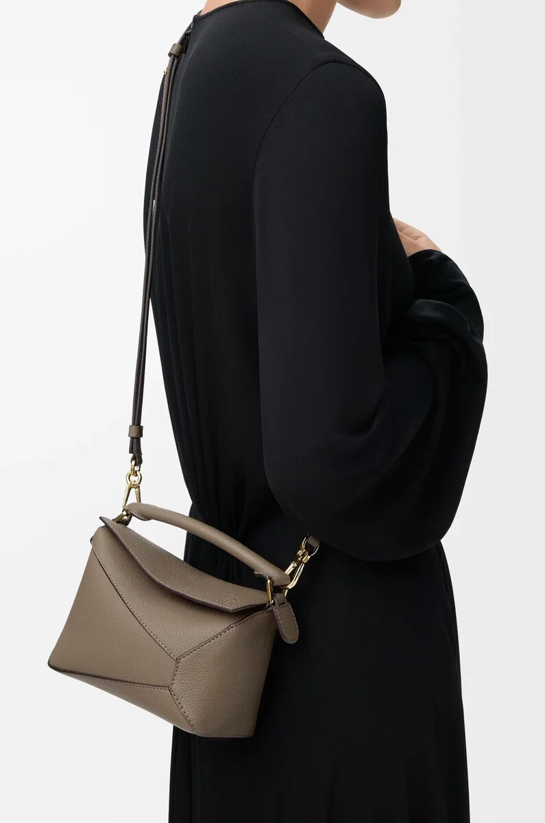 bolso mini puzzle edge en piel de becerro granulada suave color taupe