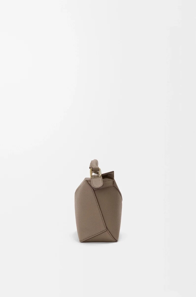 bolso mini puzzle edge en piel de becerro granulada suave color taupe