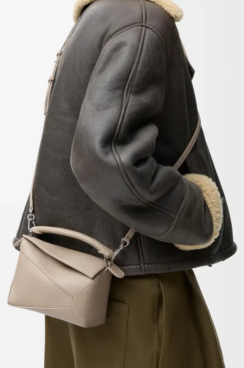 bolso mini puzzle edge en piel de becerro granulada suave color arcilla