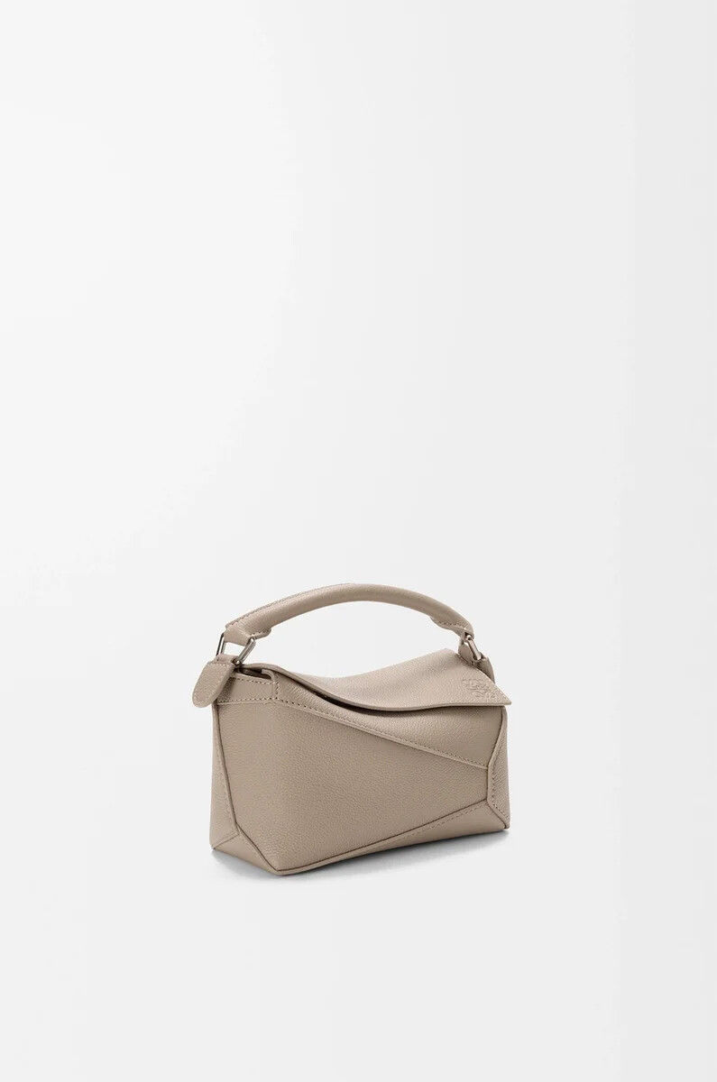 bolso mini puzzle edge en piel de becerro granulada suave color arcilla