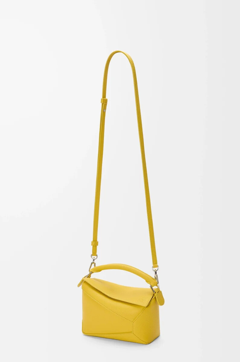 bolso mini puzzle edge en piel de becerro granulada suave diente de león