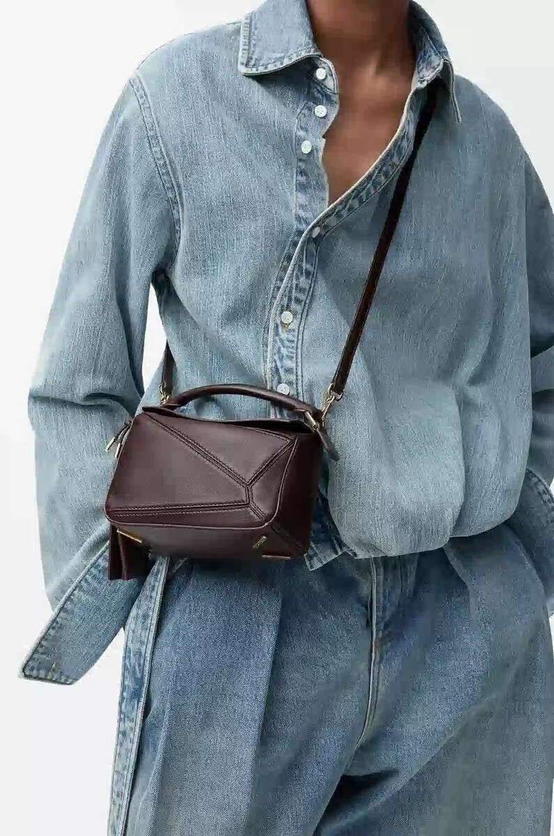 bolso mini featherlight puzzle en piel de cordero napa color castaño oscuro