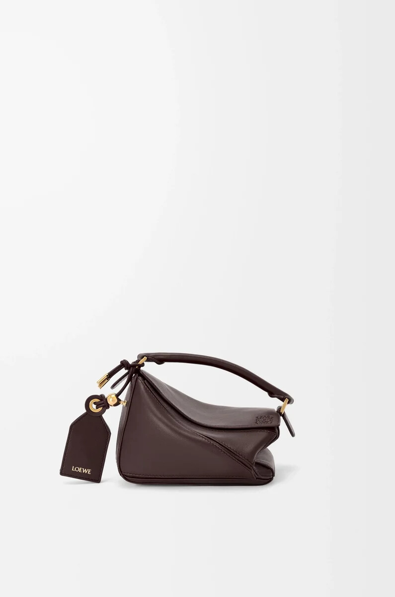 bolso mini featherlight puzzle en piel de cordero napa color castaño oscuro