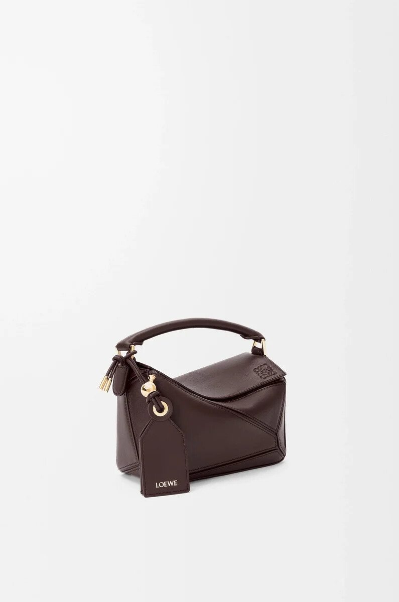 bolso mini featherlight puzzle en piel de cordero napa color castaño oscuro