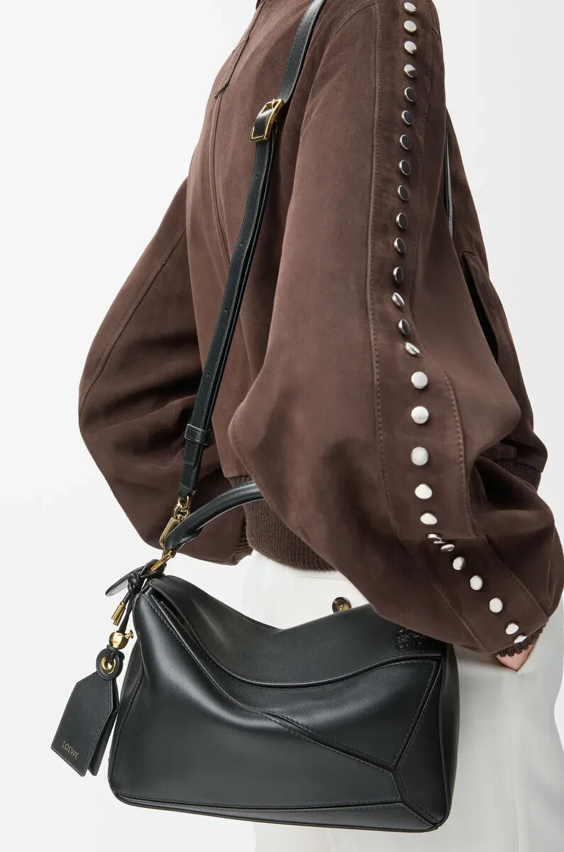 bolso puzzle pequeño featherlight en piel de cordero napa negro