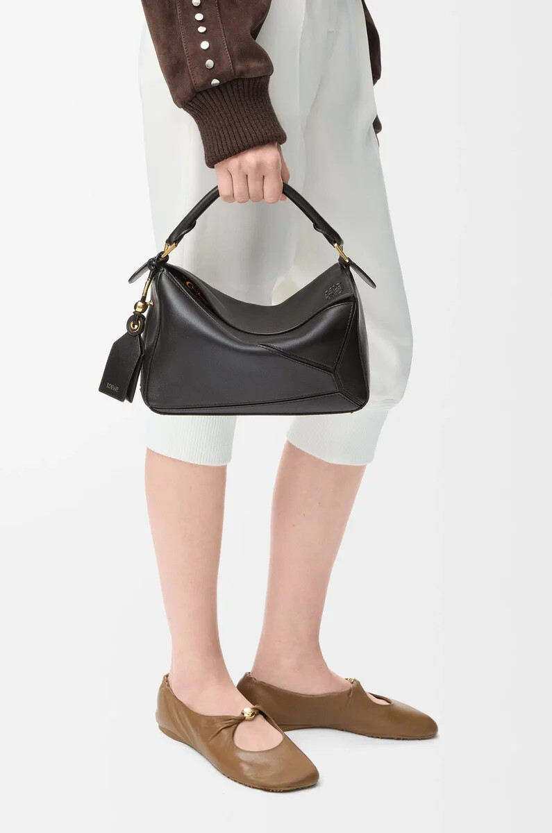 bolso puzzle pequeño featherlight en piel de cordero napa negro