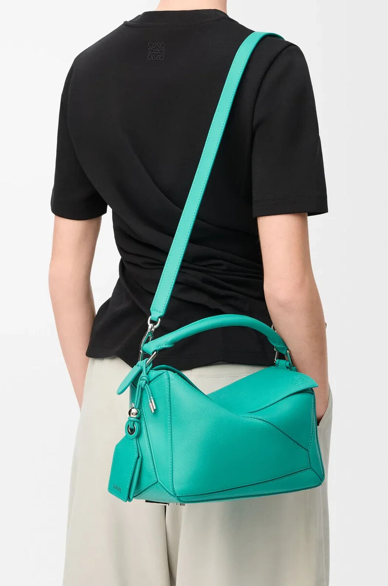 bolso puzzle pequeño featherlight en piel de cordero napa color aguamarina