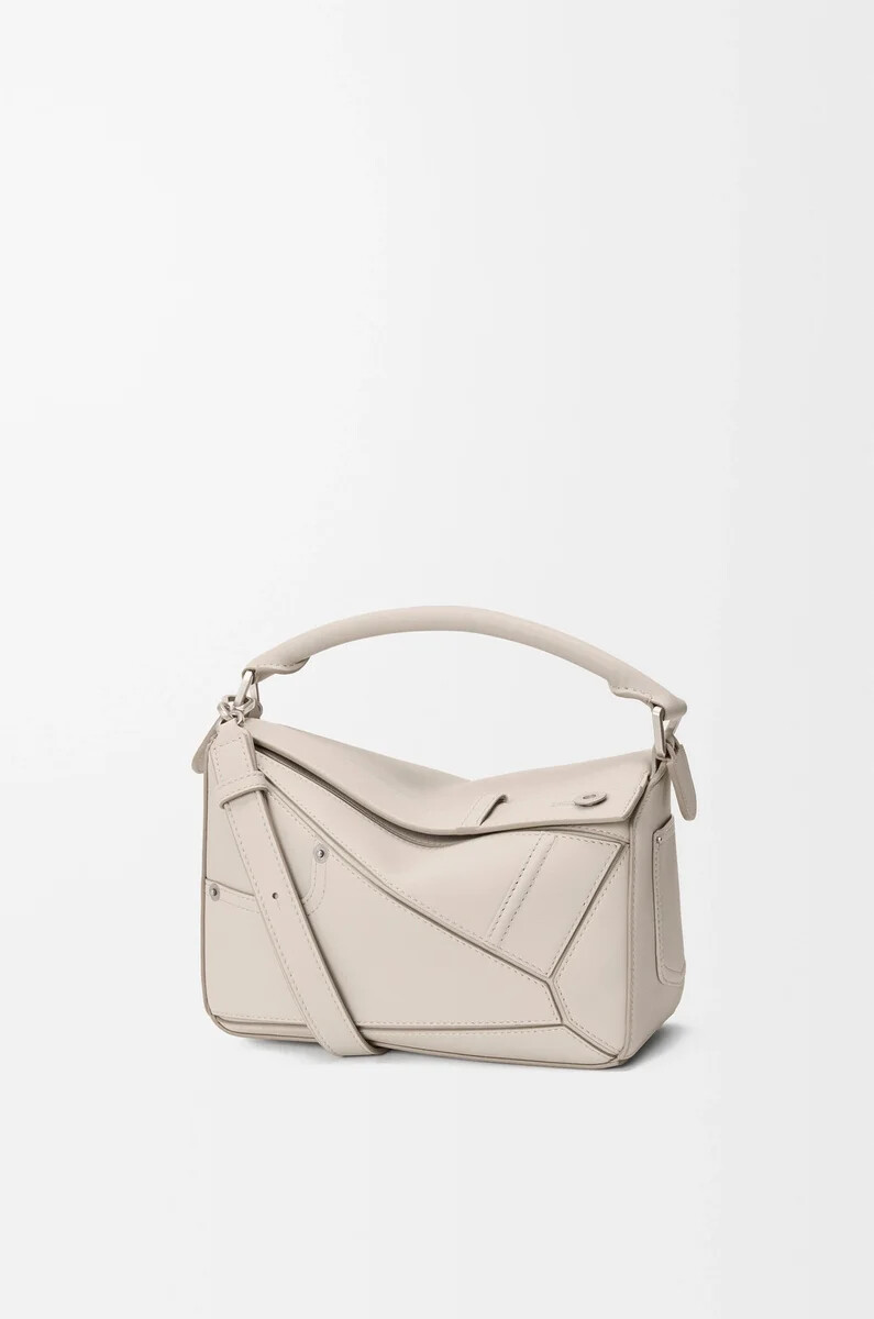 bolso pequeño puzzle panta en piel de becerro brillante light ghost