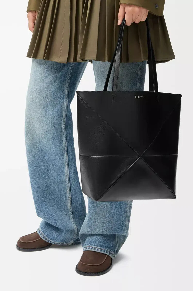 bolso tote mediano puzzle fold en piel de becerro brillante negro